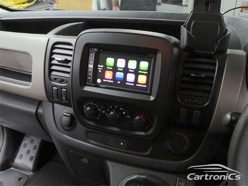 Renault Trafic Van with Apple CarPlay & Rear Cam – Cartronics